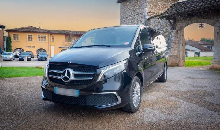 Private chauffeur for event transportation in Lyon